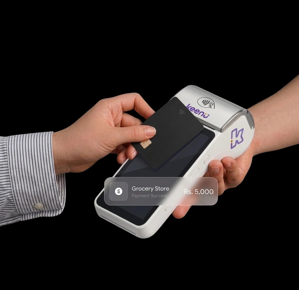 Customer paying with a Keenu card machine